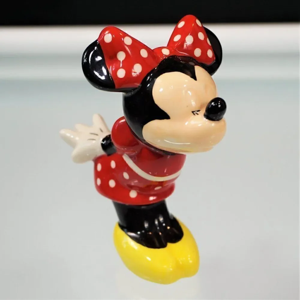 Disney minnie kissing